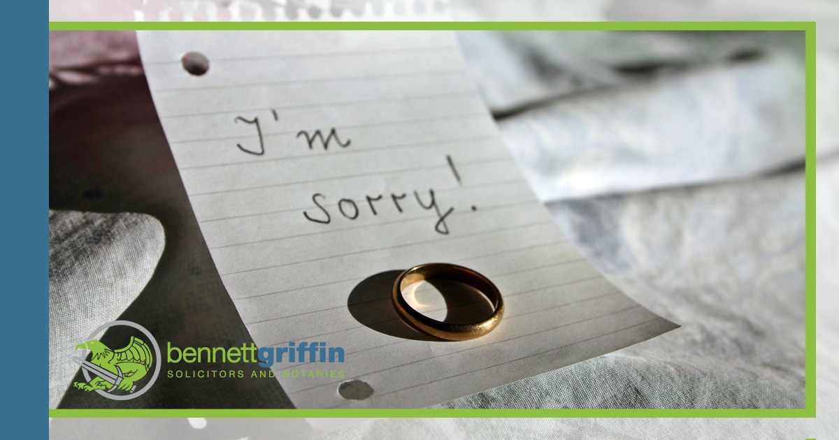 A note saying "I'm Sorry!" with a wedding ring left on the top